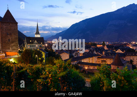 Chur mit Blick auf die Altstadt am Sonnenuntergang, Weinberge im Vordergrund der Schweiz Graubünden, Graubünden Stockfoto