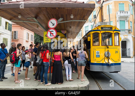 RIO DE JANEIRO - 28. März 2016: Touristen transfer zum neuen Bonde Straßenbahn an der Haltestelle Curvelo in Santa Teresa. Stockfoto