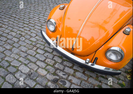 RIO DE JANEIRO - 24. März 2016: Classic hell orange Typ1 Käfer, bekannt als eine Fusca, in Santa Teresa. Stockfoto