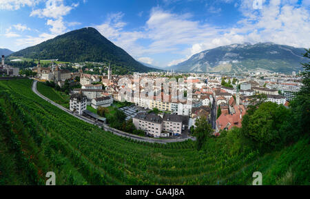 Churer Altstadt, mit Blick auf Weinberge im Vordergrund der Schweiz Graubünden, Graubünden Stockfoto