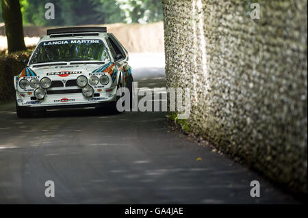 Lancia Delta S4 Gruppe B Rallye Auto fährt bergauf auf dem Goodwood Festival of Speed 2016 Stockfoto