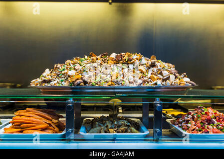 Restaurant frisches Gemüse und Pilze auf dem Markt La Boqueria, neben Les Rambles in Barcelona, Katalonien, Stockfoto