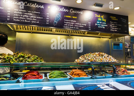 Restaurant frisches Gemüse auf dem Markt La Boqueria, neben Les Rambles in Barcelona, Katalonien, Spanien Stockfoto