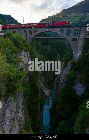 Solis Solis Viadukt auf der Schin Schlucht des Flusses Abula mit einem Zug der Rhätischen Bahn Schweiz Graubünden, Graubünden A Stockfoto