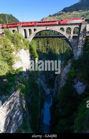 Solis Solis Viadukt auf der Schin Schlucht des Flusses Abula mit einem Zug der Rhätischen Bahn Schweiz Graubünden, Graubünden A Stockfoto