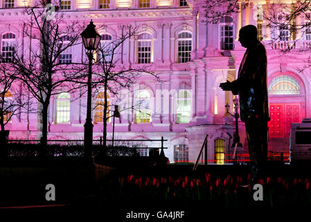 Die Statue von Jean Drapeau (Bürgermeister von Montreal) und dem Hotel de Ville in der Nacht, Montreal, Quebec, Kanada Stockfoto