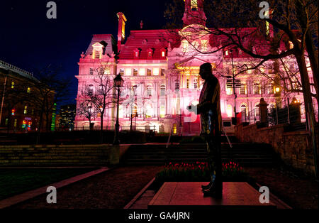 Die Statue von Jean Drapeau (Bürgermeister von Montreal) und dem Hotel de Ville in der Nacht, Montreal, Quebec, Kanada Stockfoto