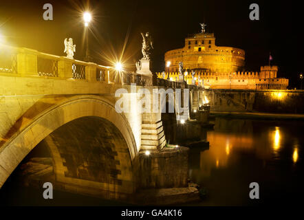 Brücke zur Burg Sant Angelo in der Nacht Stockfoto