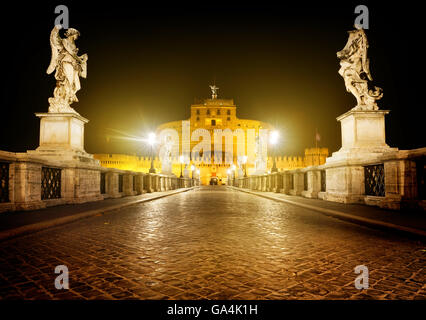 Ponte Sant Angelo in der Nähe von Schloss in der Nacht, Rom Stockfoto