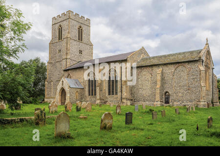 Alte Grabsteine und Blick auf die Kirche der Heiligen Margareta (in erster Linie eine Feuerstein-Struktur), Felbrigg, Norfolk, England, UK. Stockfoto