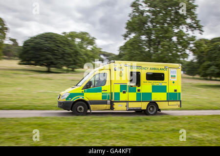 999 NHS Notfall Nord West Rettungsdienst Landfahrzeug auf dem Weg zu einem Vorfall in ländlichen Landschaft Leighton Hall, Carnforth, Lancashire, Großbritannien Stockfoto