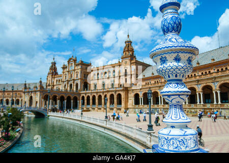 Close-up Schuss eines Features auf einer Brücke am Plaza de Espana in Sevilla Stockfoto