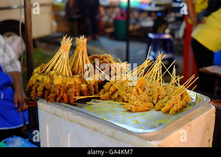 Satay klebt vorbereitet und bereit zum Grillen in einem malaysischen Straßenmarkt. Stockfoto