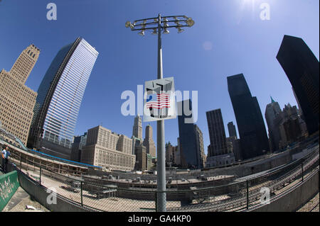 6. September 2005 - New York City, NY, USA - A Twin Towers Denkmal unterzeichnen auf der Baustelle von Ground Zero. Stockfoto