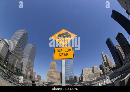 6. September 2005 - New York City, NY, USA - 13 % Nutzung Low Gear "downhill Rampe Zeichen innerhalb der Ground Zero Baustelle. Stockfoto