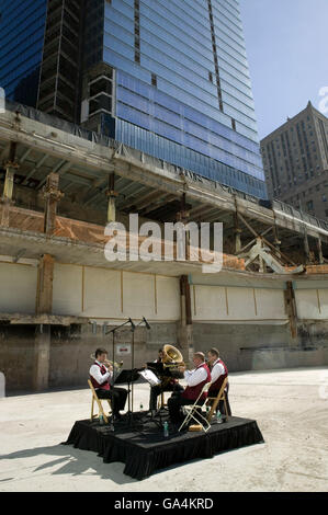 6. September 2005 - New York City, NY - Ein 4-Musiker band führen Sie vor dem Start eine Gedenkfeier am Ground Zero statt. Stockfoto