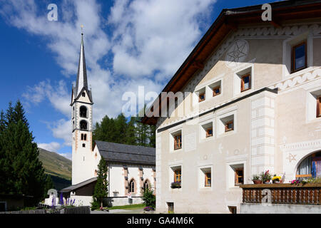 La Punt-Chamues-ch reformierte Kirche Chamues-ch und Haus im Engadin style Schweiz Graubünden, Graubünden Oberengadin, Upper Stockfoto