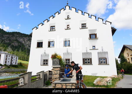 La Punt-Chamues-ch Haus Casa Merleda, Brunnen, Schweiz Graubünden, Graubünden Oberengadin, Oberengadin Stockfoto