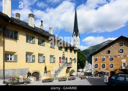 Zuoz zentralen Dorfplatz mit Planta House, die reformierte Kirche und das Hotel Crusch Alva Schweiz Graubünden, Graubünden Stockfoto