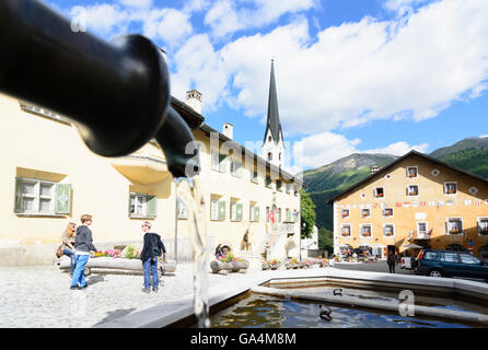 Zuoz zentralen Dorfplatz mit dem Brunnen der Bär, der Planta-House, die reformierte Kirche und das Hotel Crusch Alva Switzerland Stockfoto