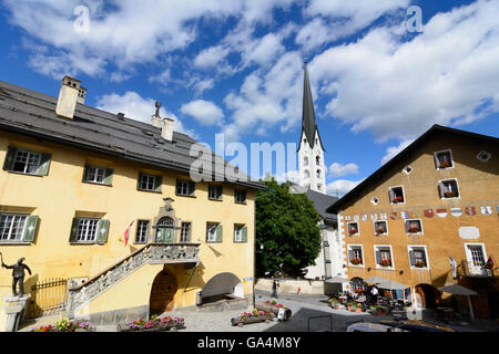 Zuoz zentralen Dorfplatz mit Planta House, die reformierte Kirche und das Hotel Crusch Alva Schweiz Graubünden, Graubünden Stockfoto