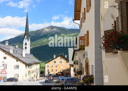 Zuoz zentralen Dorfplatz mit dem Brunnen der Bär, der Planta-House, die reformierte Kirche und das Hotel Crusch Alva Switzerland Stockfoto