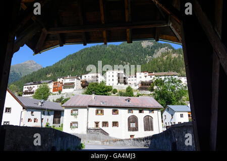 Lavin hölzerne Brücke über den Fluss Inn und die Lage Lavin Schweiz Graubünden, Graubünden Unterengadin, Unterengadin Stockfoto