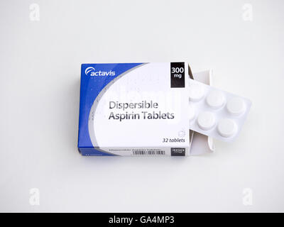 Eine Schachtel mit 32 300 mg dispergierbar Aspirin-Tabletten mit Braille-Etikett auf der Verpackung mit Blisterpackung zeigen Stockfoto