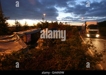 Das Roma-Zigeunerlager auf der M50 in Ballymun heute Morgen. Stockfoto