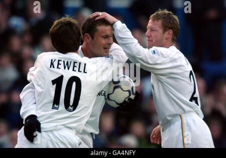 Fußball - FA Barclaycard Premiership - Leeds United / Leicester City. Harry Kewell und David Batty von Leeds United gratulieren Mark Viduka zur Eröffnung des Scoring Stockfoto