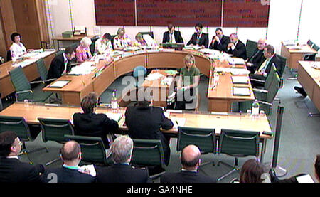 Video-Clip des stellvertretenden Generaldirektors der BBC Mark Byford im Gespräch mit dem DCMS Select Committee im House of Commons im Zentrum von London. Stockfoto