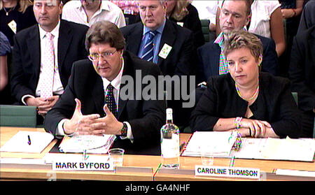 Videoaufnahme des stellvertretenden Generaldirektors der BBC, Mark Byford (links), der vor dem DCMS Select Committee sprach, saß neben Caroline Thomson, Chief Opering Officer der BBC, im Unterhaus im Zentrum von London. Stockfoto