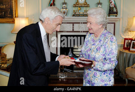 Die britische Königin Elizabeth II. Übergibt Lord Rees of Ludlow, Präsident der Royal Society, das Insignie des Verdienstordens im Private Audience Room, Buckingham Palace, London. Stockfoto