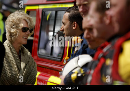 Die britische Camilla, die Herzogin von Cornwall, trifft auf Mitglieder des Gloucestershire Fire and Rescue Service, die während der jüngsten Überschwemmungen in der Gegend von Gloucester auf der Pferderennbahn Cheltenham geholfen haben. Stockfoto