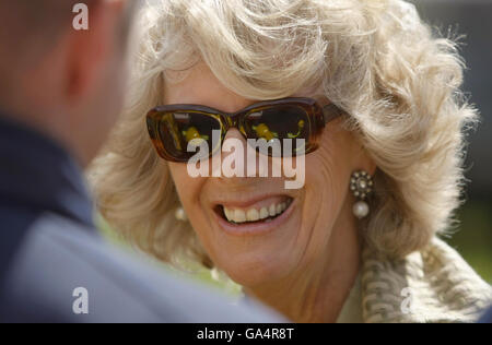 Die britische Camilla, die Herzogin von Cornwall, trifft auf Mitglieder des Gloucestershire Fire and Rescue Service, die während der jüngsten Überschwemmungen in der Gegend von Gloucester auf der Pferderennbahn Cheltenham geholfen haben. Stockfoto