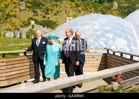 Die britische Königin Elizabeth II. Und der Herzog von Edinburgh mit Tim Smit (rechts), dem Vorstandsvorsitzenden des Eden-Projekts, und Sir Ronnie Hampel (links), dem Vorsitzenden der Treuhänder bei ihrem Besuch am Standort in der Nähe von St. Austell, Cornwall. Stockfoto