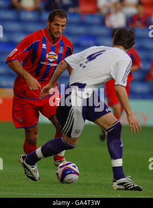 Shefki Kuqi von Crystal Palaces (links) während des Vorsaison-Freundschaftsspiel im Selhurst Park, London. Stockfoto