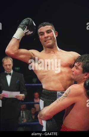 Boxen - WBF Super Middleweight Championship - Robin Reid gegen Julio Cesar Vasquez. Robin Reid feiert am Ende des Kampfes nach seiner Niederlage von Julio Cesar Vasquez bei einer Punkteentscheidung Stockfoto