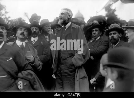 George Bernard Shaw nimmt an einer sozialistischen Kundgebung Teil, als Teil der Fabian Society, deren Gründungsmitglied er ist. Stockfoto