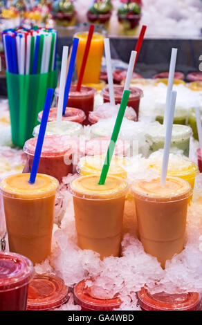 Verschiedene kalte frische Fruchtsäfte auf dem Markt Stockfoto