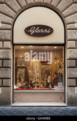 Shop Fenster angezeigt, welche religiösen Gewänder & Utensilien an die Priester Rom, Italien, verkauft. Stockfoto