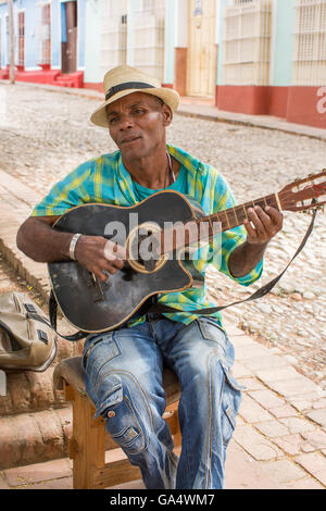 Straßenmusiker spielen Gitarre im Plaza Major, Trinidad, Kuba Stockfoto