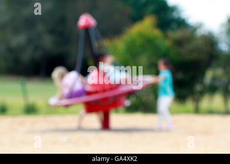 Abstract zu verwischen Kinderspielplatz im Stadt-Park-Hintergrund in Sonne Stockfoto
