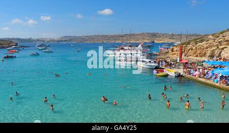 Blick auf die blaue Lagune auf Comino Malta Stockfoto