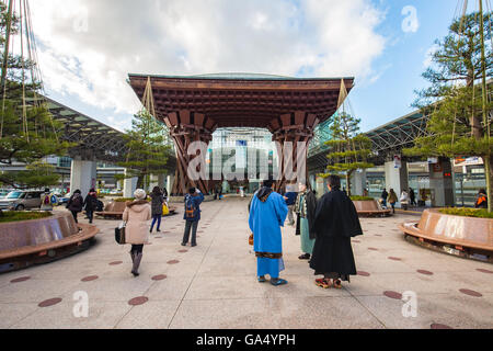 Kanazawa, Japan - 15. Februar 2015: Tsuzumimon befindet sich am östlichen Eingang zum Bahnhof JR Kanazawa. Das Tor Architektur dra Stockfoto