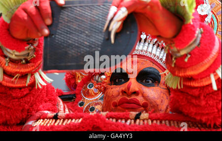 Ein Theyyam Künstler in full-Face Make-up. Theyyam,(Teyyam,Theyyattam) ist eine beliebte rituelle Form der Anbetung von Malabar in Kerala, Indien Stockfoto