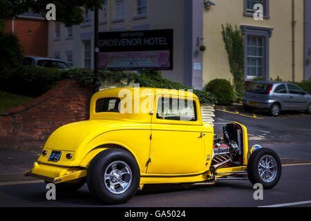 Gelbes Auto hinunter Warwick Road, Stratford-upon-Avon. Stockfoto
