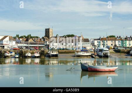 Shoreham-by-Sea View. Wir sehen die Boote, den Fluss und die Stadt mit dem Kirchturm auf der Oberseite. Stockfoto