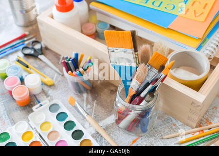 Pinsel und crafting-Vorräte auf dem Tisch in einer Werkstatt. Stockfoto