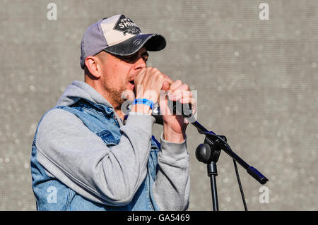 BELFAST, NORDIRLAND. 25. Juni 2016 - basierte David Jakes, Lead-Sänger von der Cambridge alternative Rock-Band "Lonely the Brave" Belsonic Music Festival Stockfoto